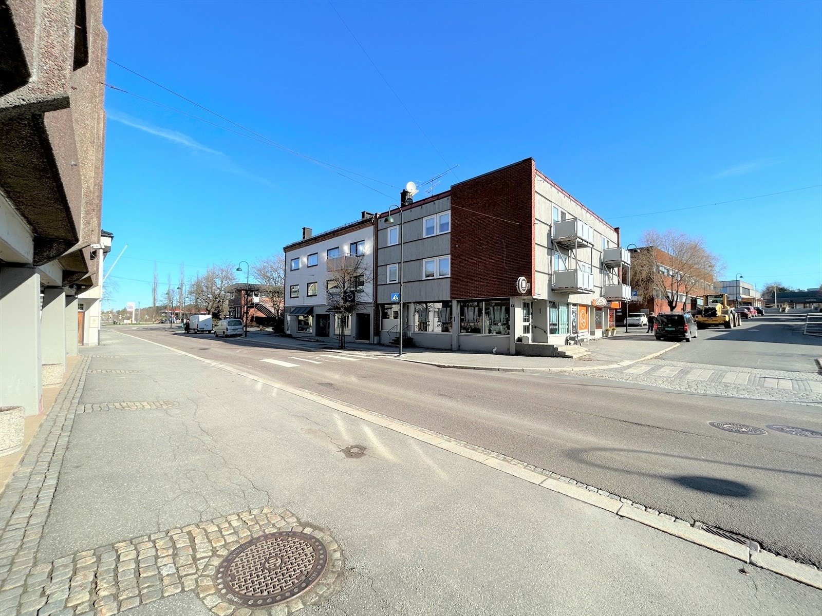 Utleid næringseiendom / bygård med 7 leiligheter og næringslokaler Galleribilde