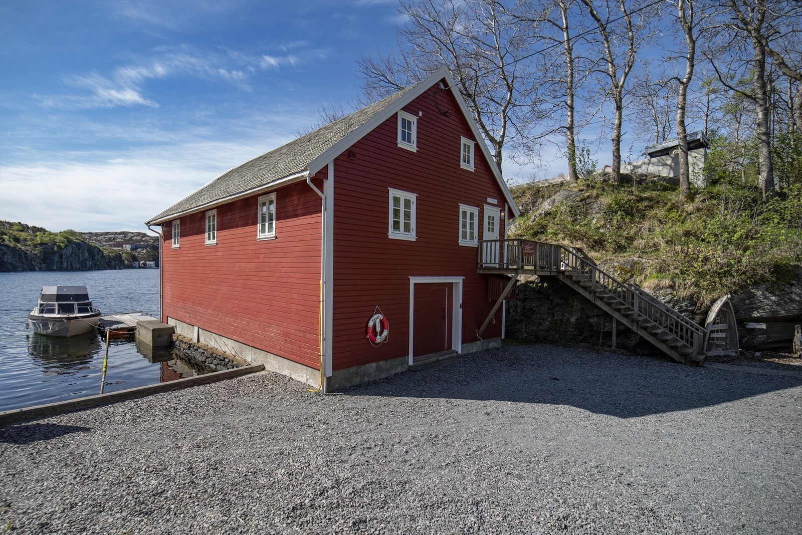 Gruset oppstillingsplass på egen tomt. Galleribilde