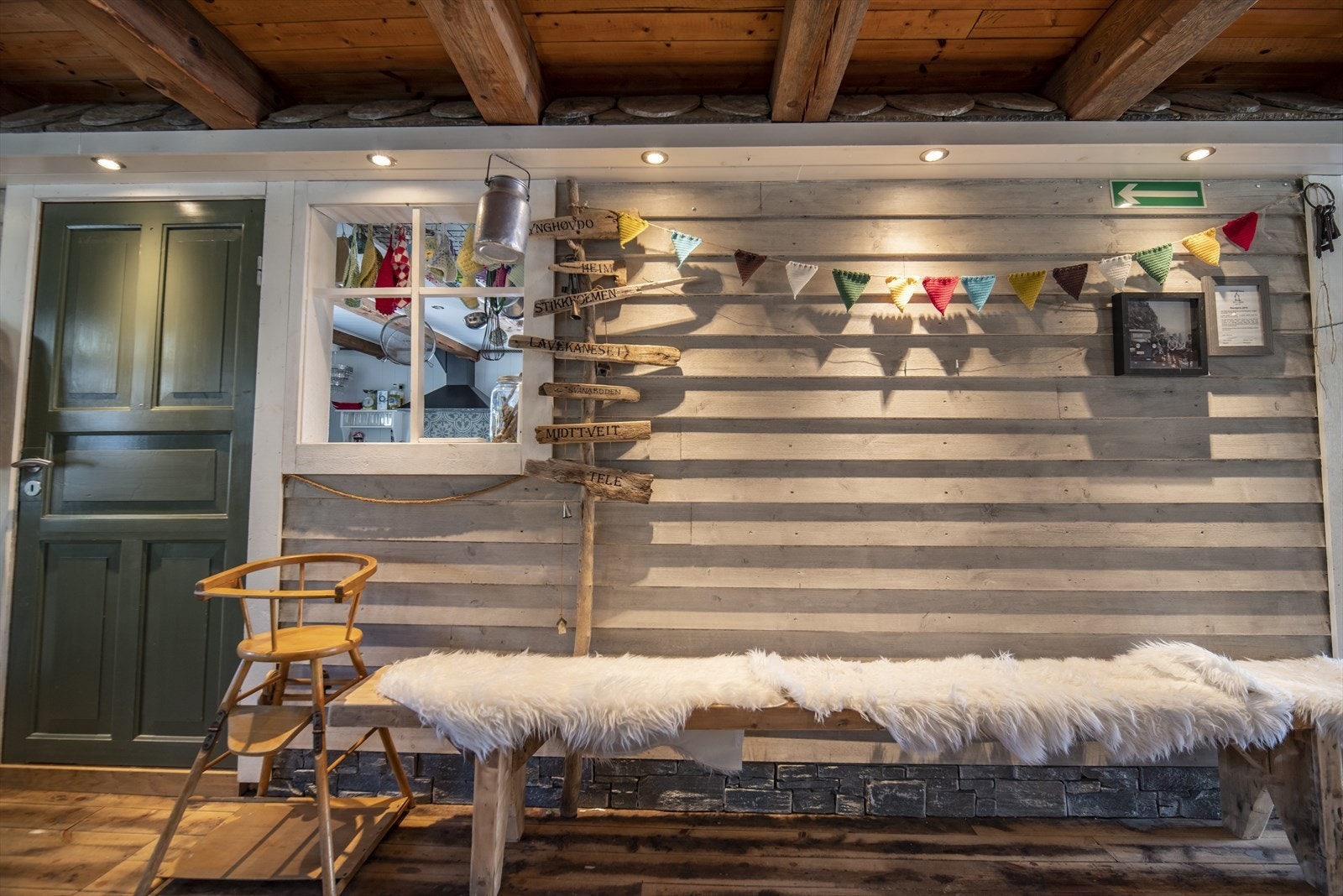 Selskapslokalet er meget koselig innredet med fine detaljer Galleribilde