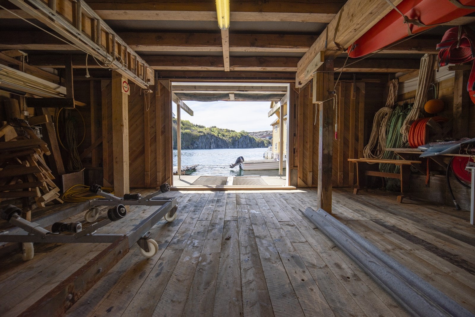 I første etasjen er det et naustrom og bod med god plass til flere båter. Galleribilde