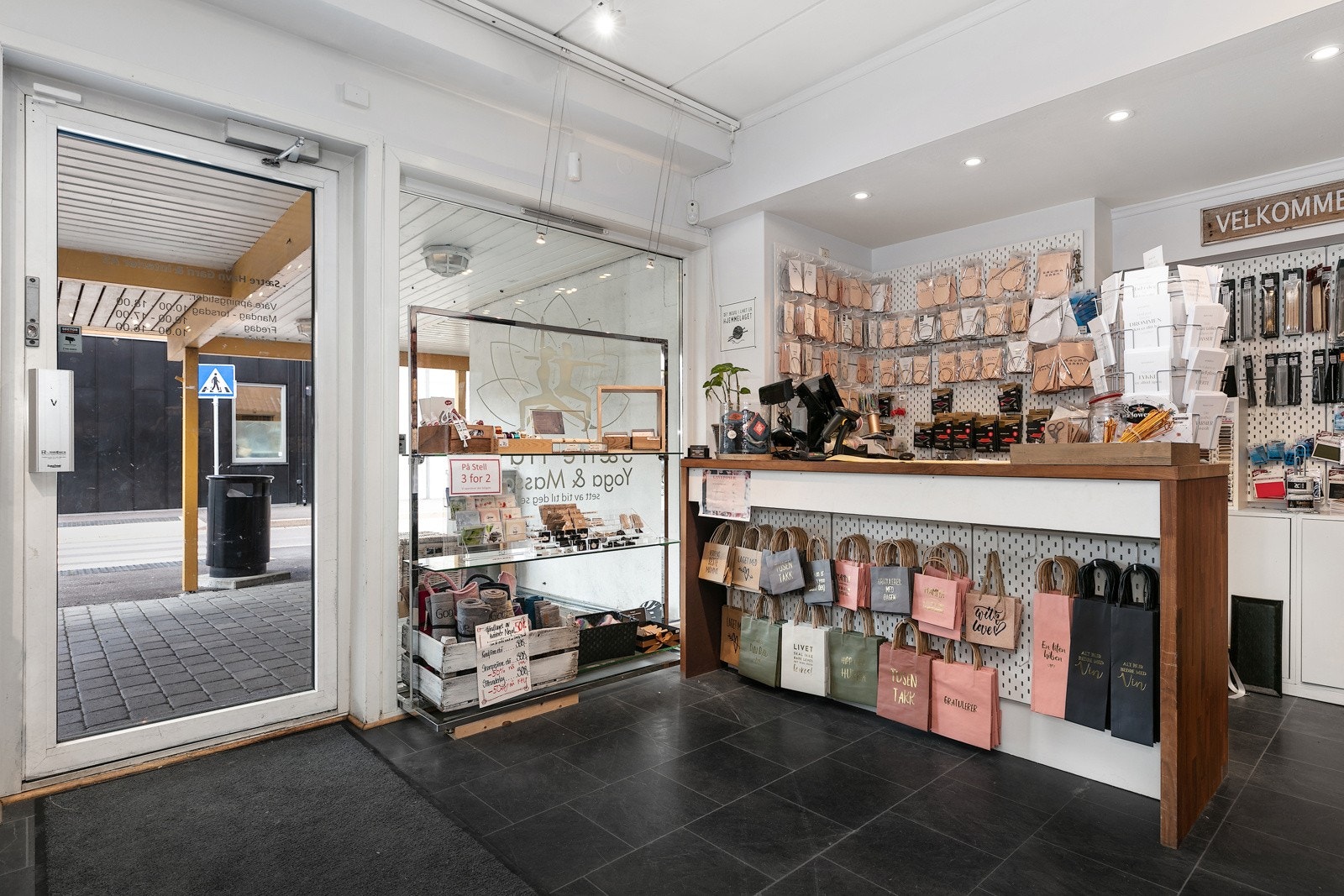 Praktisk med laminat på gulv og malt i lyse farger. Galleribilde