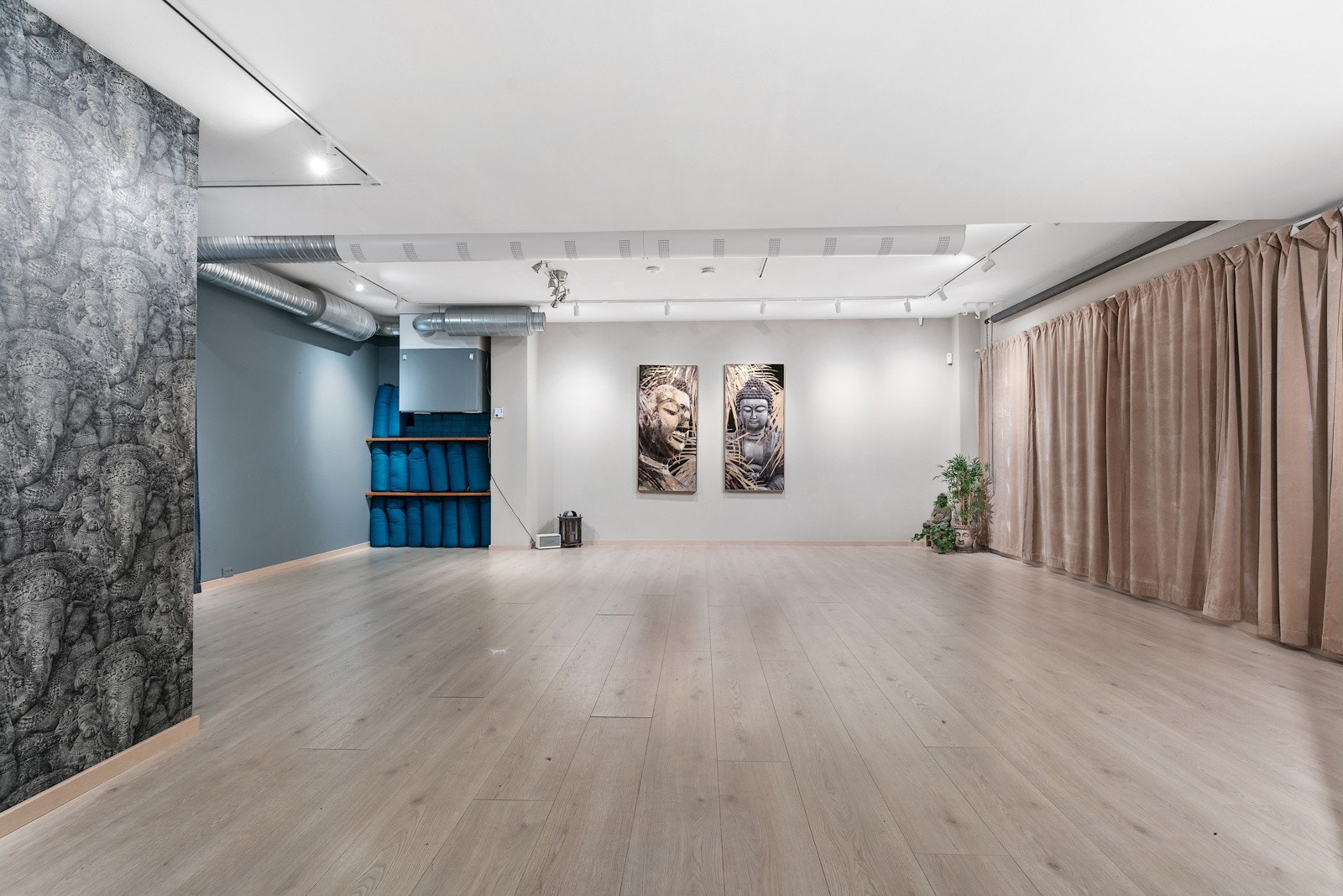 Stort studio/sal som pr. idag er blitt brukt som Yoga studio. Det er speilvegg bak gardinene på høyre side. Galleribilde