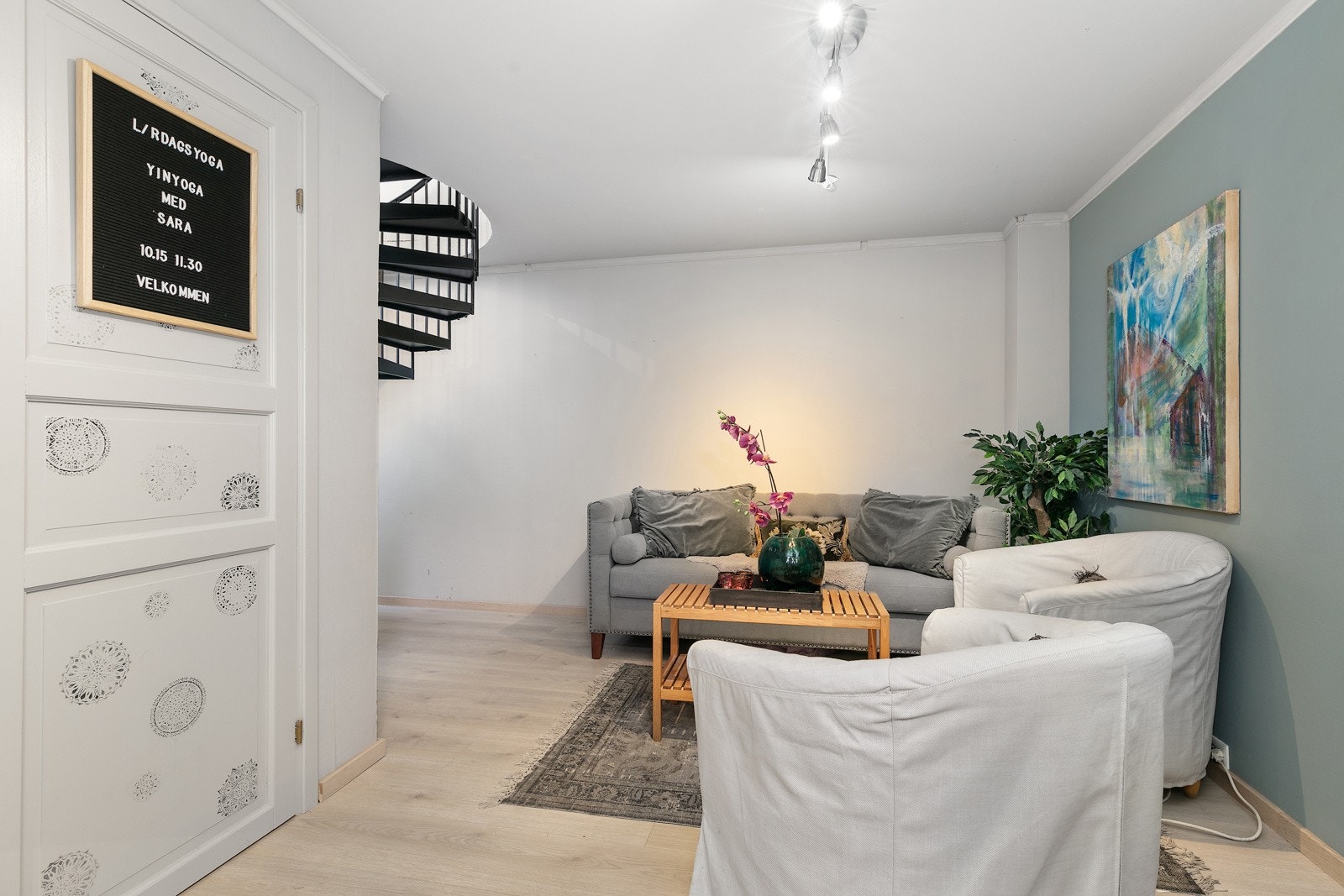 Romslig gang i underetasje. Galleribilde
