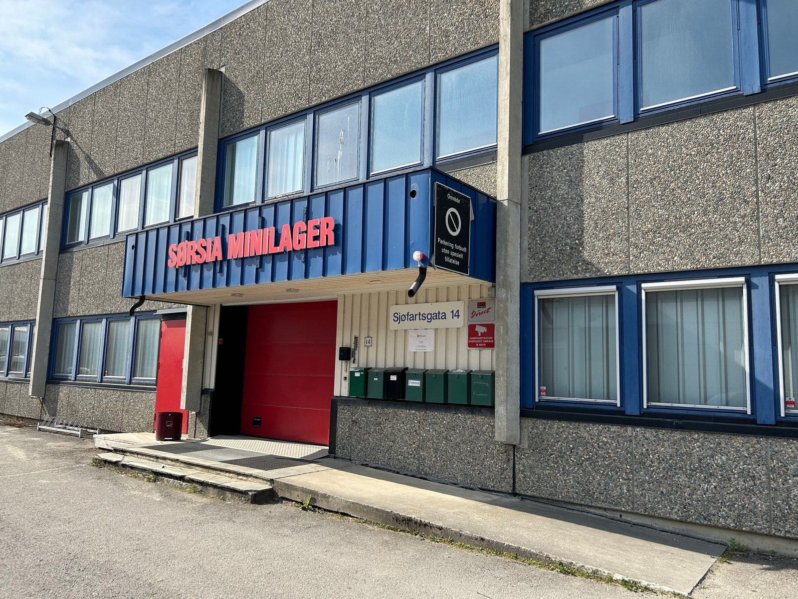 Inngangsparti. Stor automatisk port, Rampe. Galleribilde