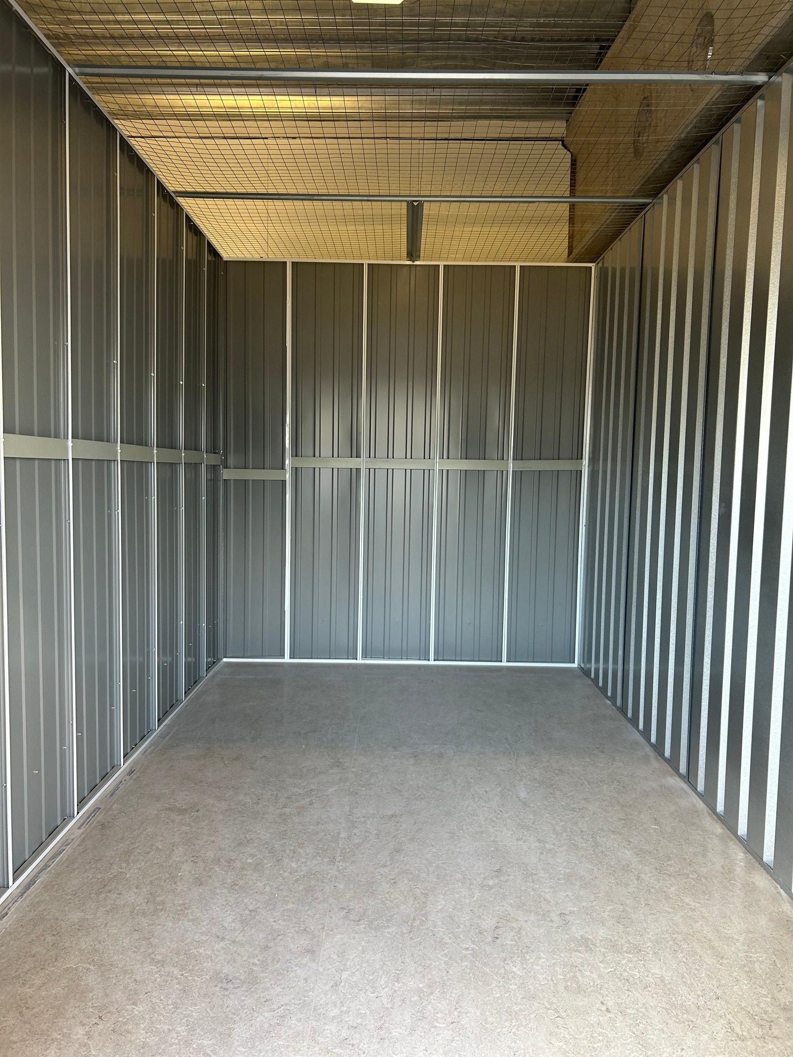 Eksempel på lager. Lik utførelse på alle lager.
Takhøyde 2,7 - 2,9 meter.
Beting eller netting i tak. Galleribilde