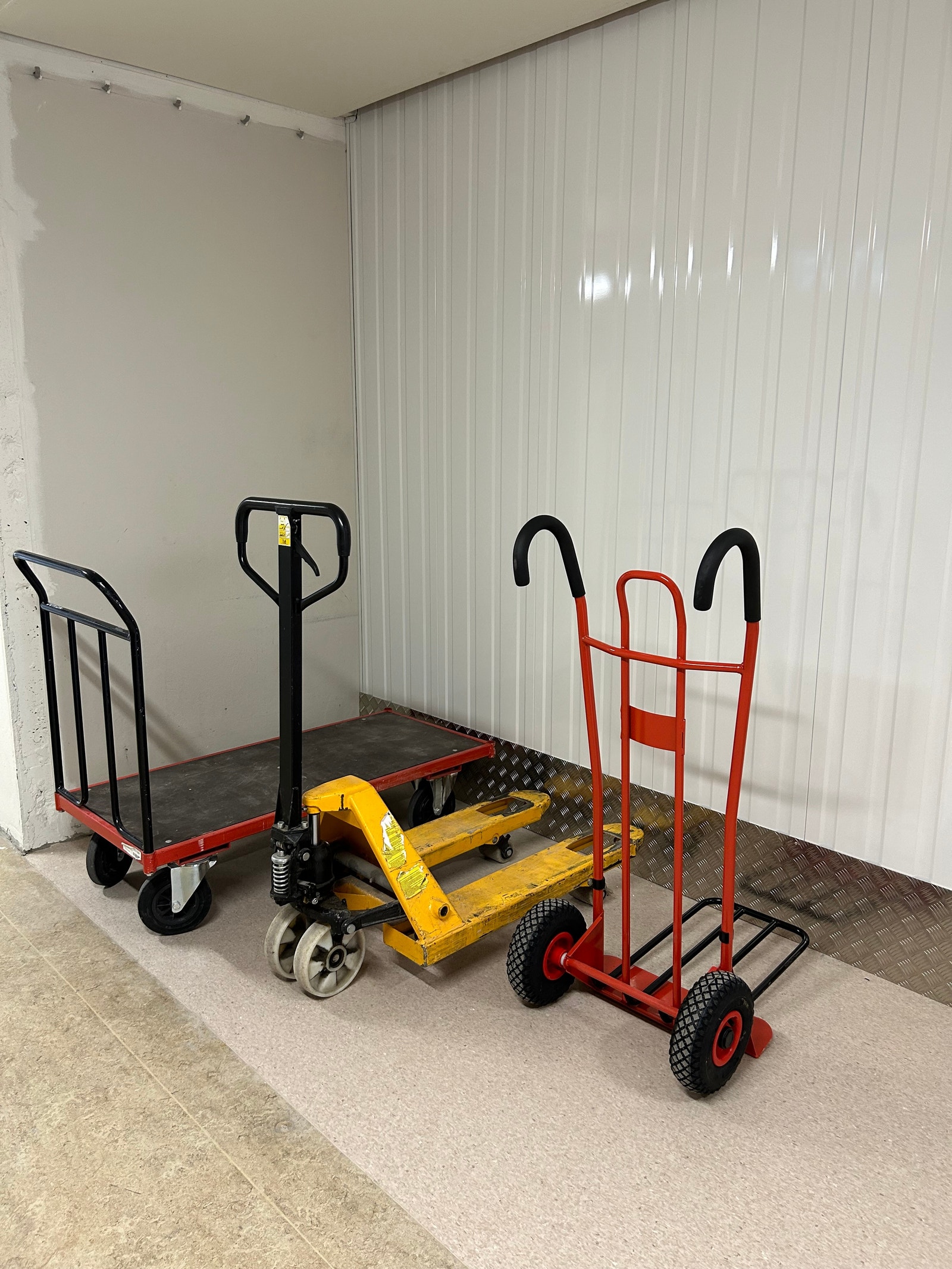 Mange traller i ulike størrelser tilgjengelig, samt jekketralle. Galleribilde