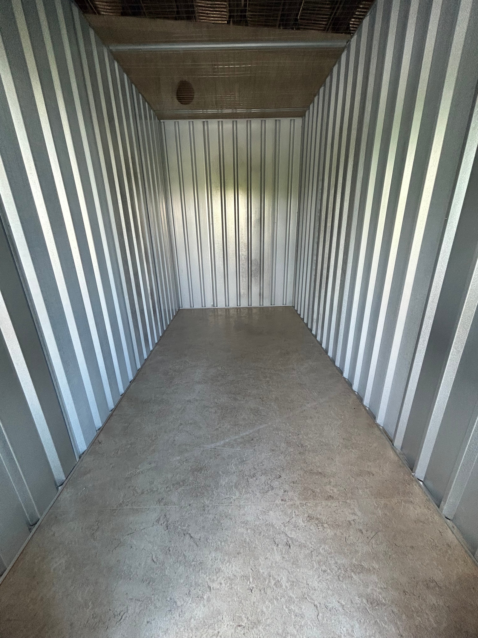 Eksempel på lager. Lik utførelse på alle lager.
Takhøyde 2,7 - 2,9 meter.
Beting eller netting i tak. Galleribilde