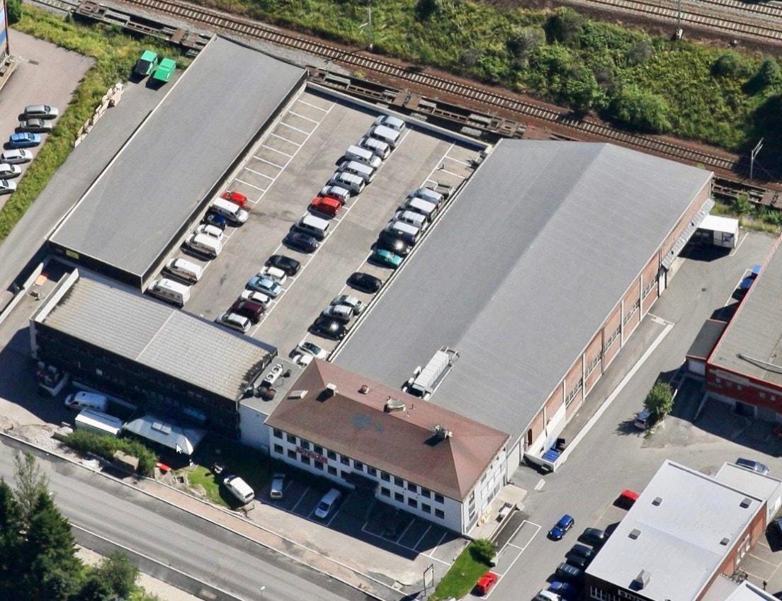Oversikt parkering. Eget parkeringsdekke mot jernbane Galleribilde