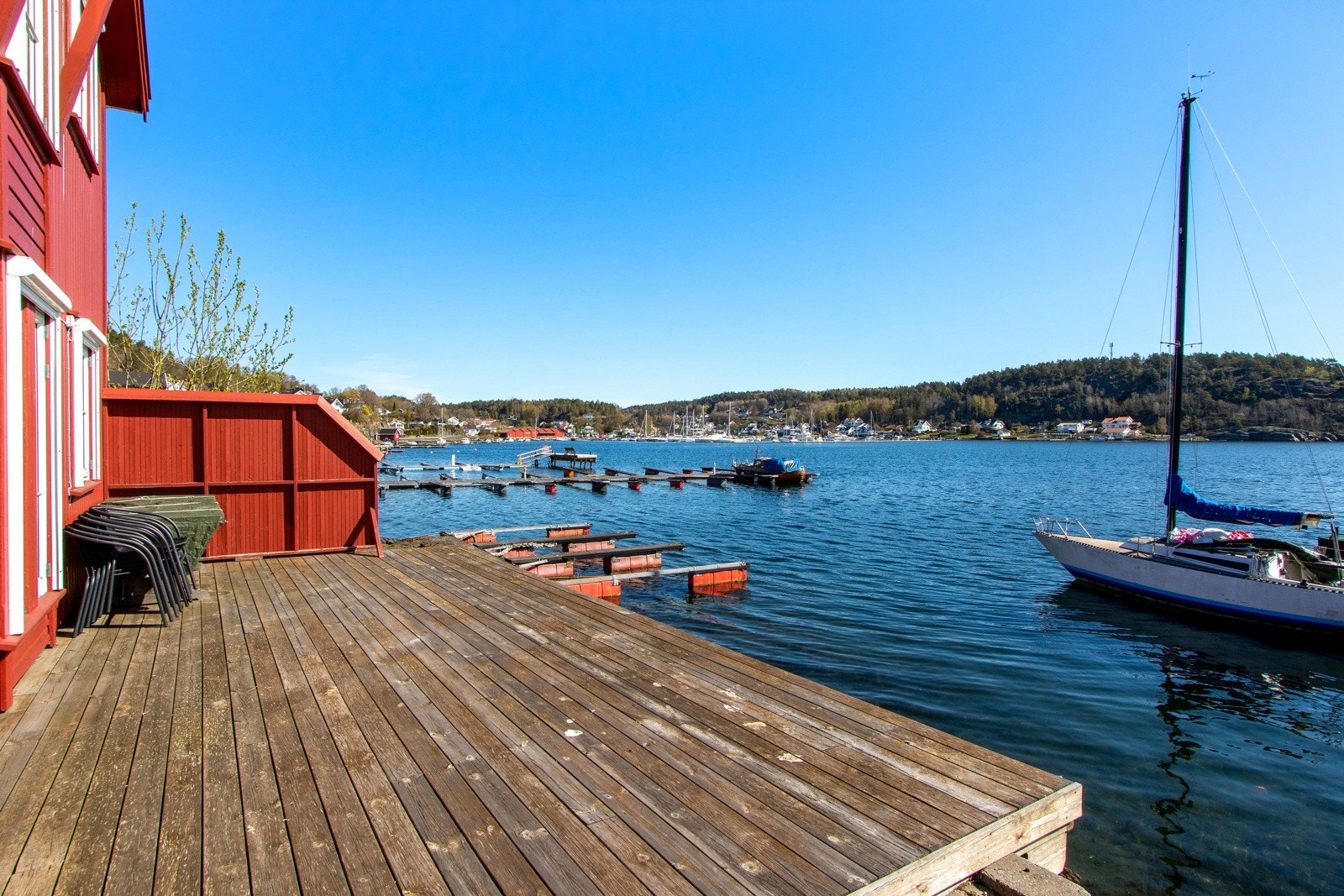 Uteplasss sjøboden Galleribilde