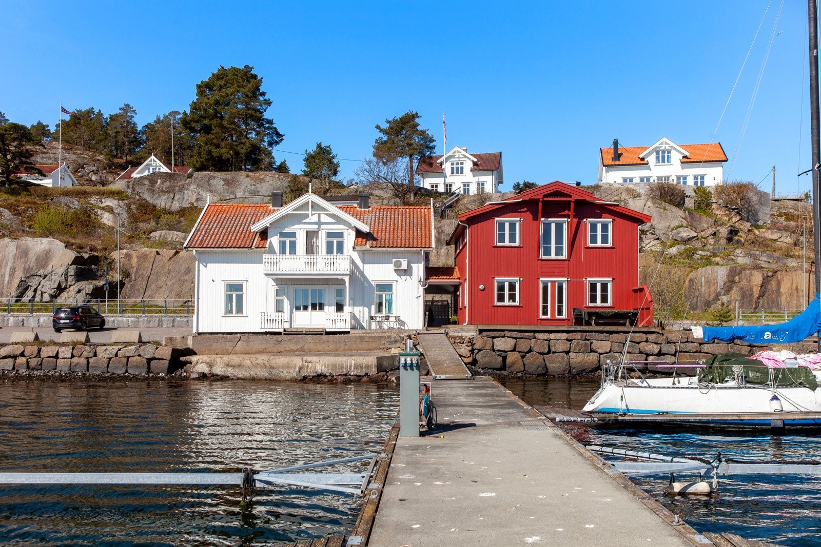 Eiendommen fremstår harmonisk og pent opparbeidet Galleribilde