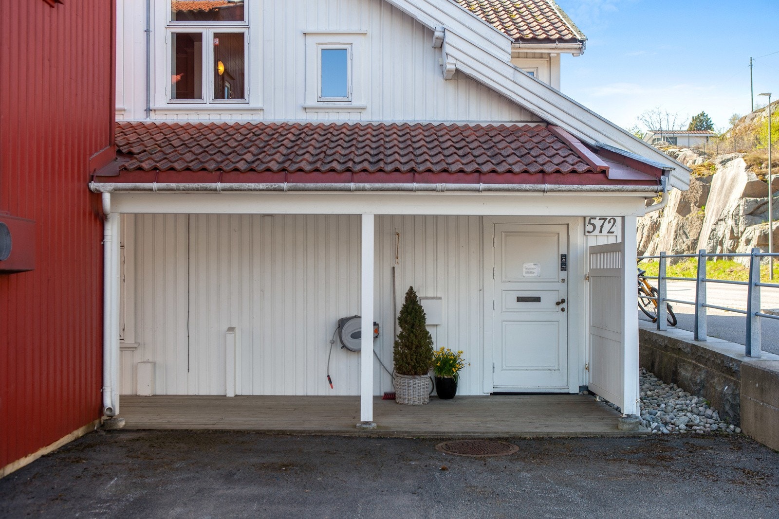 Overbygget inngang hovedbygningen Galleribilde