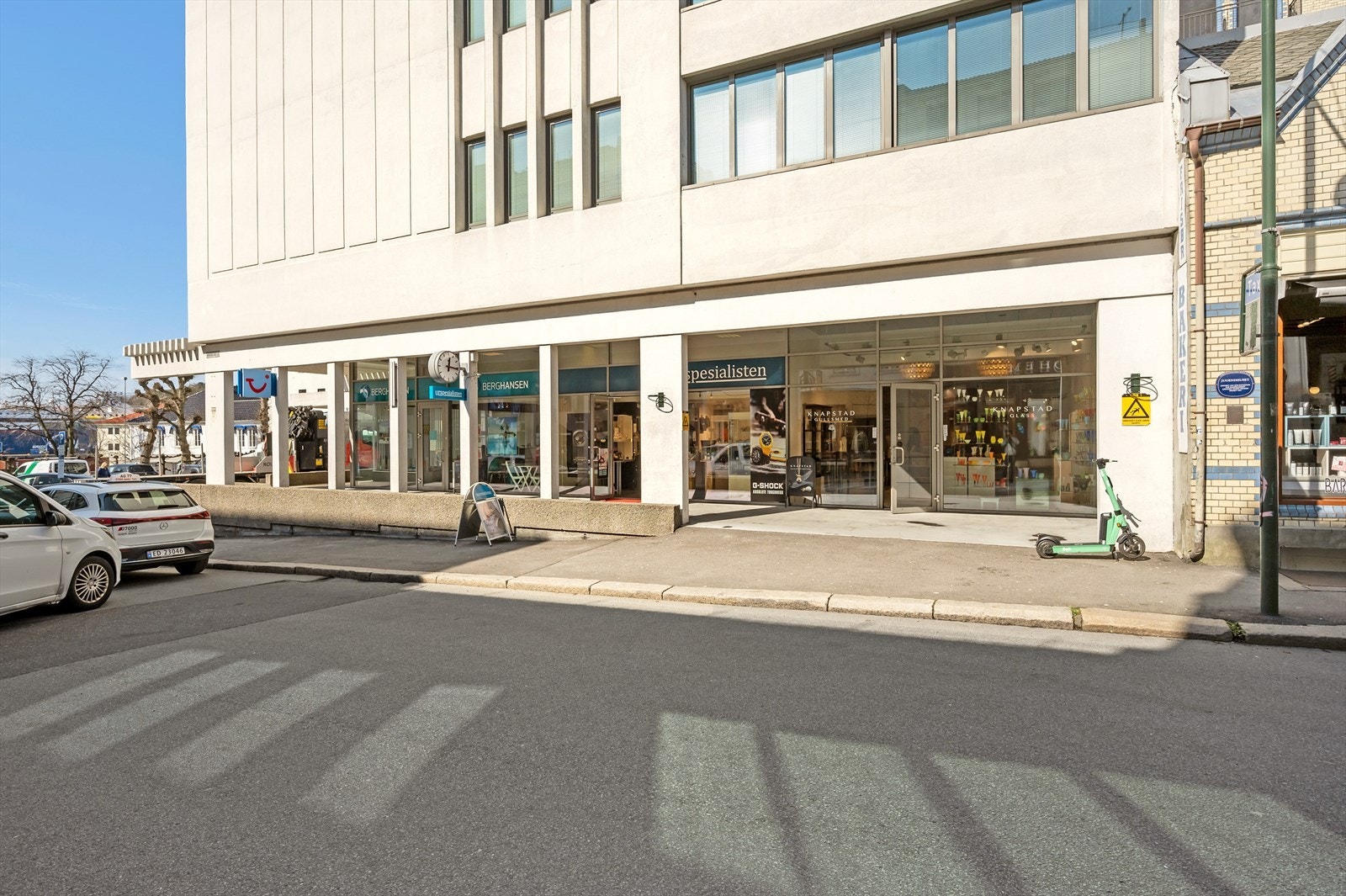 Pen fasade og store fine vinduer med god eksponering. Galleribilde