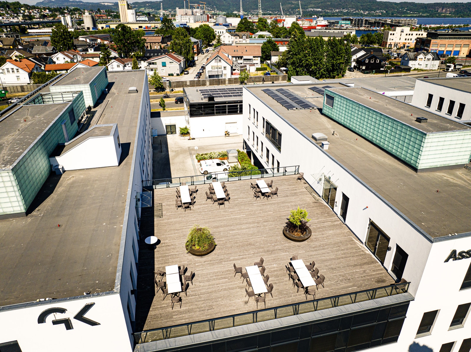Eiendommen har en flott felles takterrasse, kantine og p-kjeller med god parkeringsdekning Galleribilde