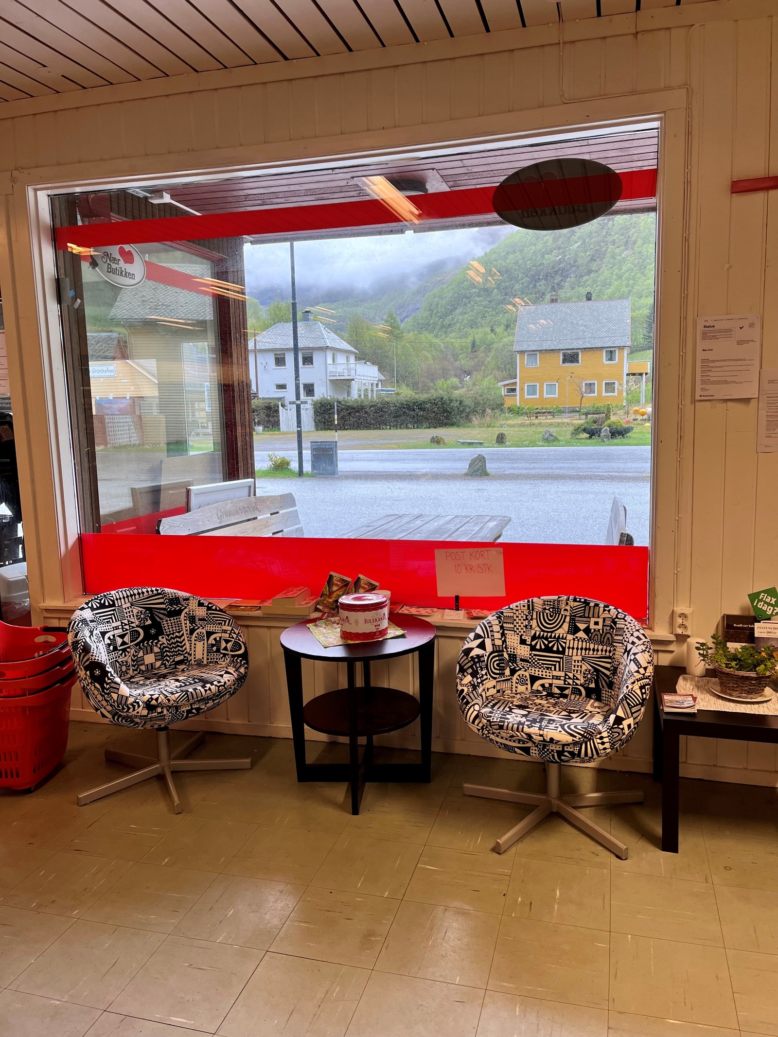 Kaffikrok ved inngang Galleribilde