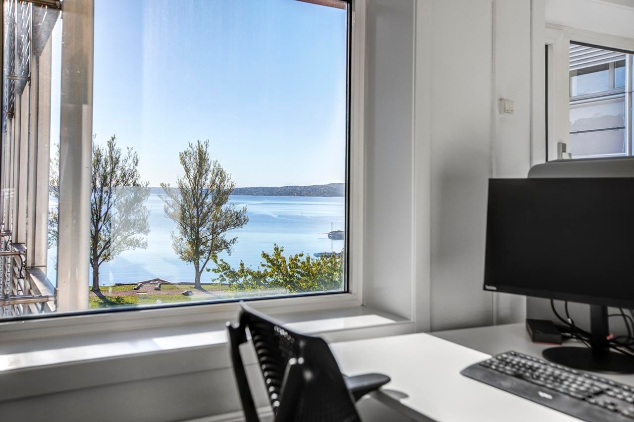 D288 - kontorlokaler i 5. etasje med fjordutsikt og balkong Galleribilde