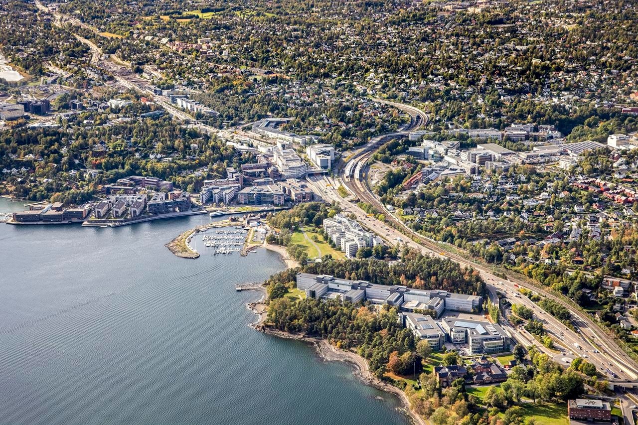 Oversiktsbilde Lysaker - Drammensveien 288 ligger like ved båthavnen midt på bildet Galleribilde