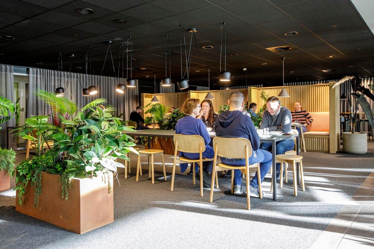 Uformelle og formelle sittegrupper i personalrestauranten Galleribilde