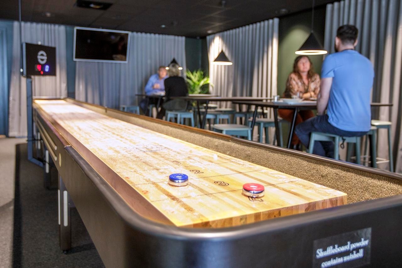 Shuffleboard i personalrestauranten Galleribilde
