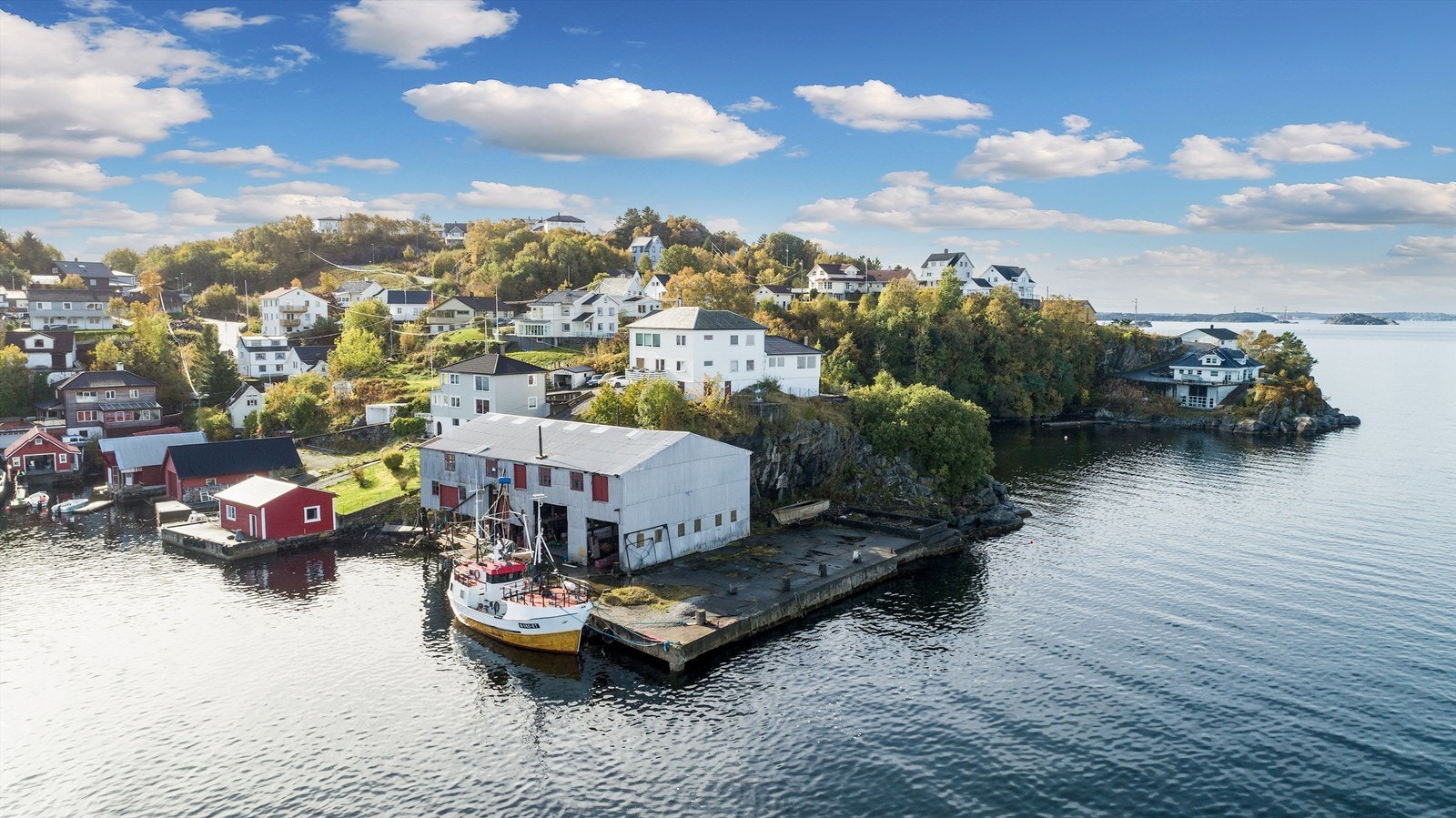 Eiendommen ligger nord i Hetlevik. Galleribilde