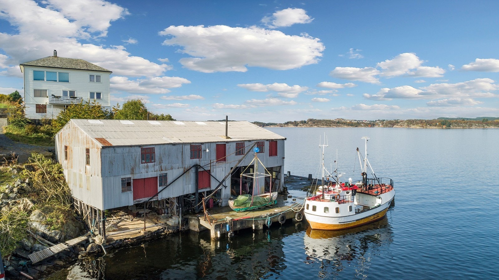 Havneområde bestående av naustbebyggelse- tomten er på hele 1502 m2. Galleribilde