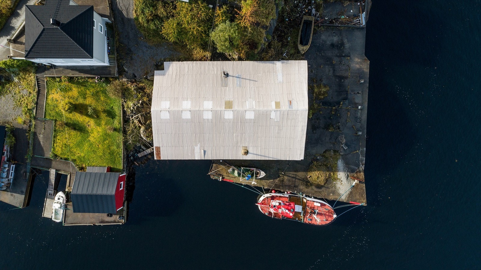 Sett ovenfra- legg merke til den store betongkaien i forkant av sjøbu/ naust. Tomt på 1502 m2. Galleribilde