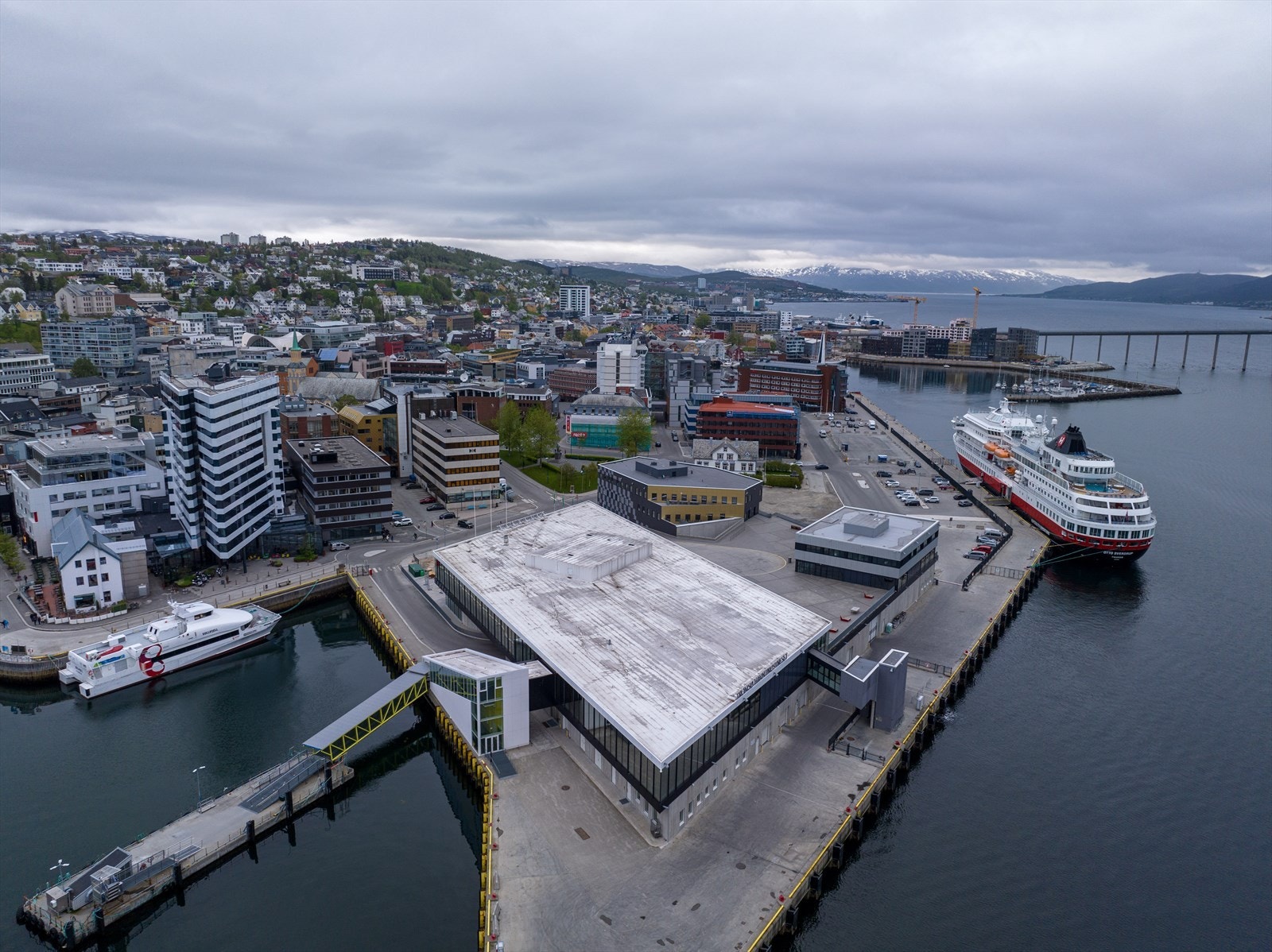 Like ved havneterminalen, hotell Edge og Nerstranda. Galleribilde