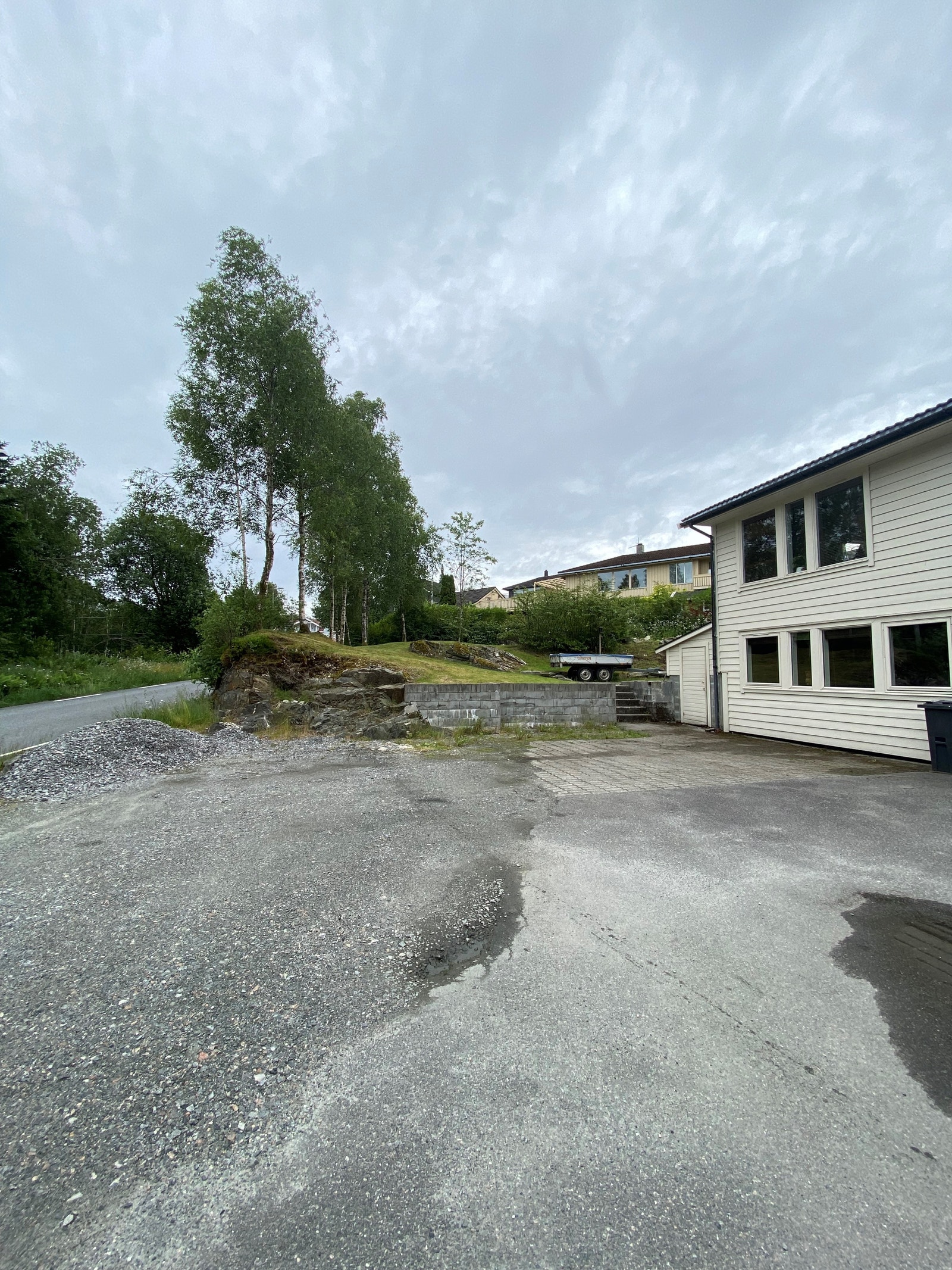 Stor parkeringsplass og uteområde Galleribilde