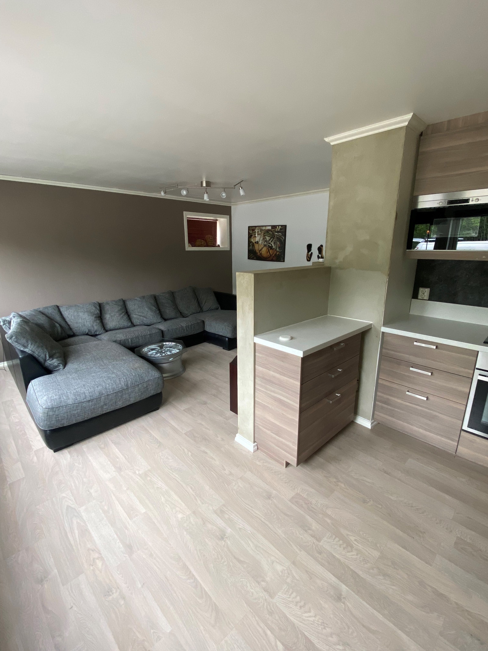 Stuen sett fra kjøkken Galleribilde