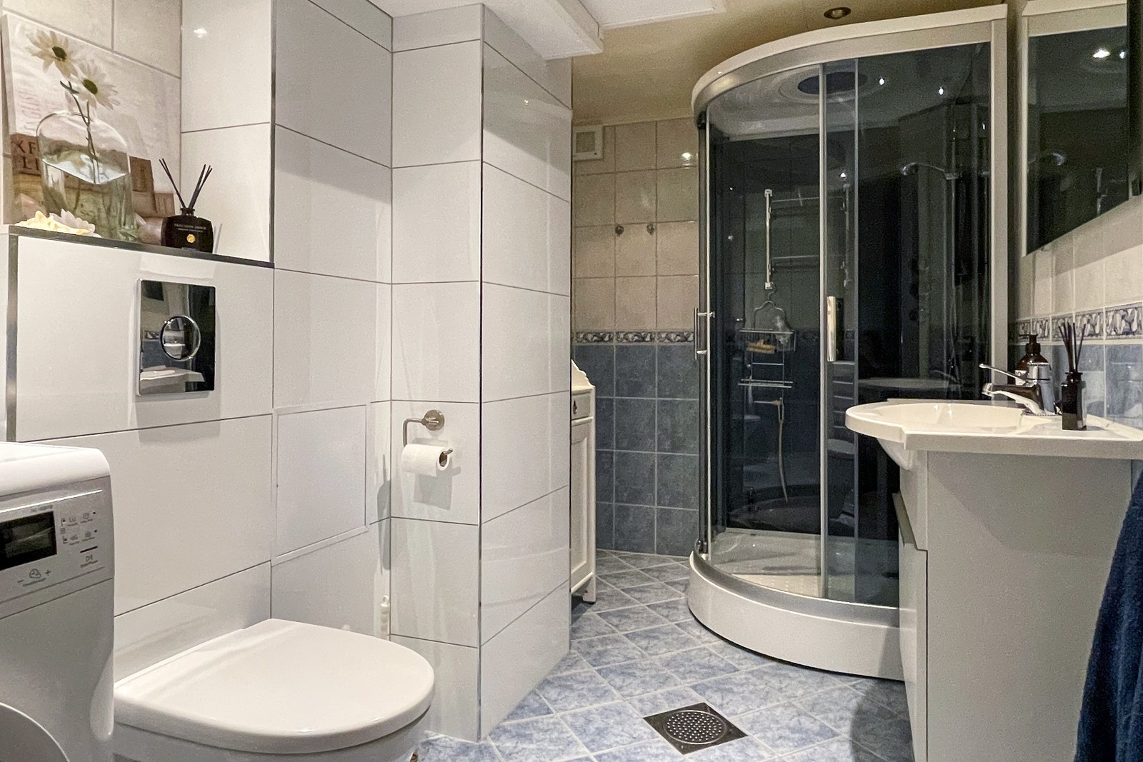 Bad med dusjkabinett og vaskemaskin Galleribilde