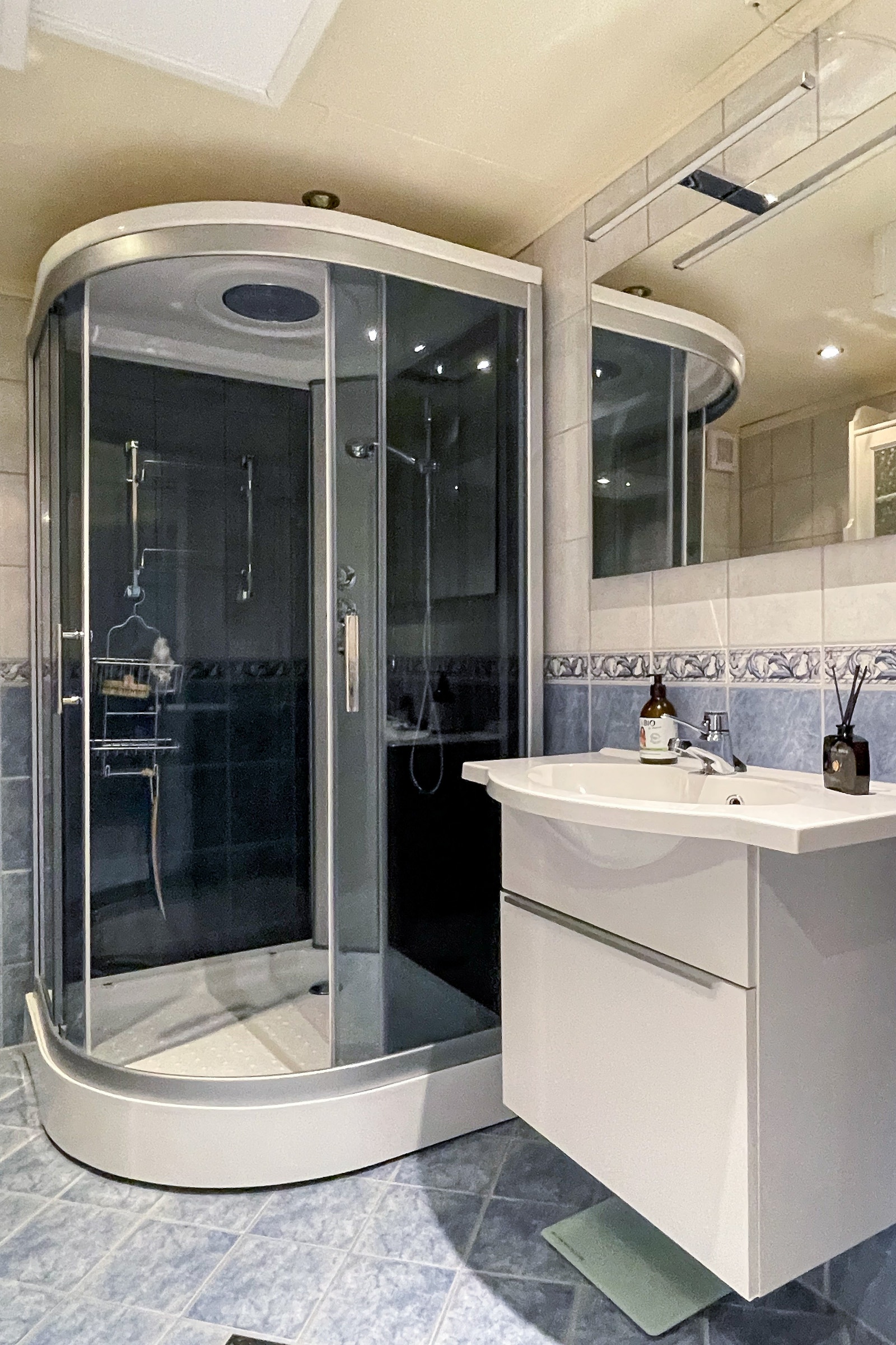 Bad med dusjkabinett og vaskemaskin Galleribilde