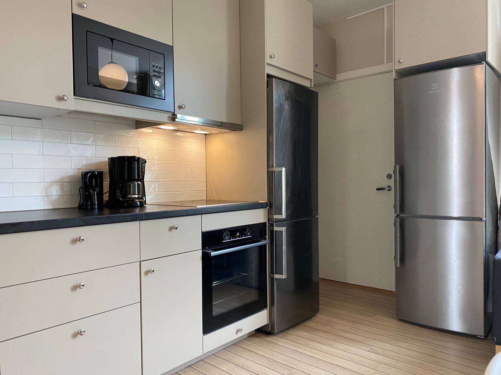 Nyere kjøkken med alt av hvitevarer og 2 stk kjøleskap i 2 etg leilighet Galleribilde
