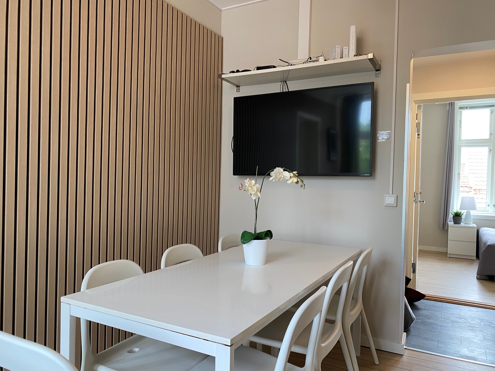 Stort spisebord og TV på vegg i 2 etg Galleribilde