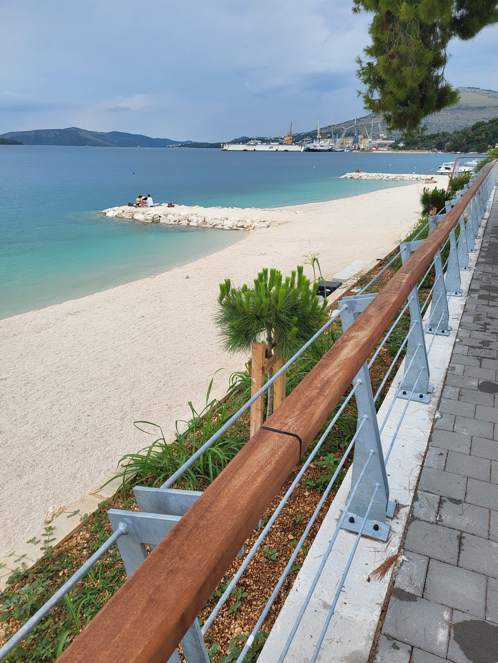 Nærmeste strand rett nedenfor der en svinger opp fra veien mot Trogir og opp mot huset. Galleribilde