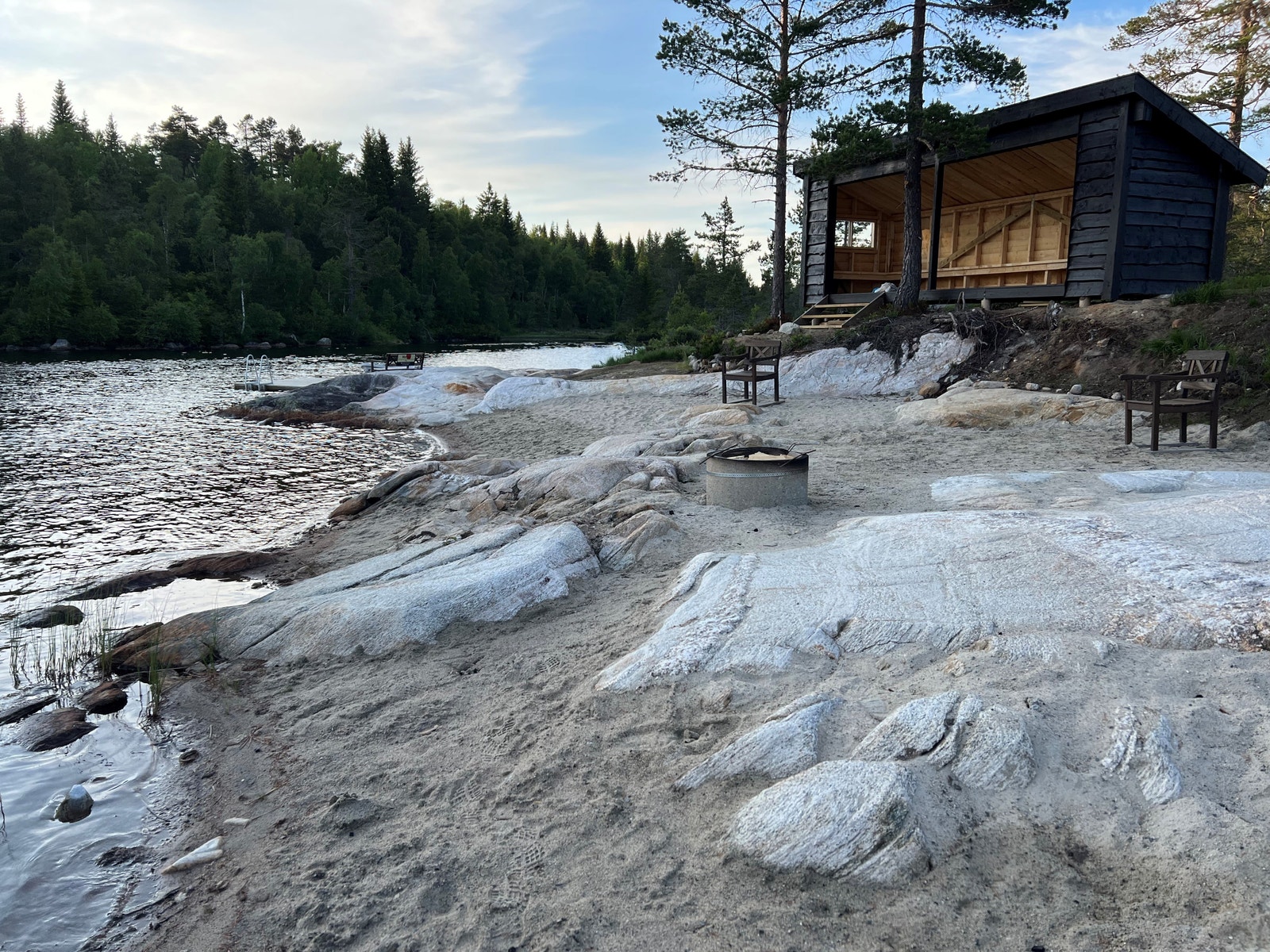 Badeplass med strand og gapahuk Galleribilde