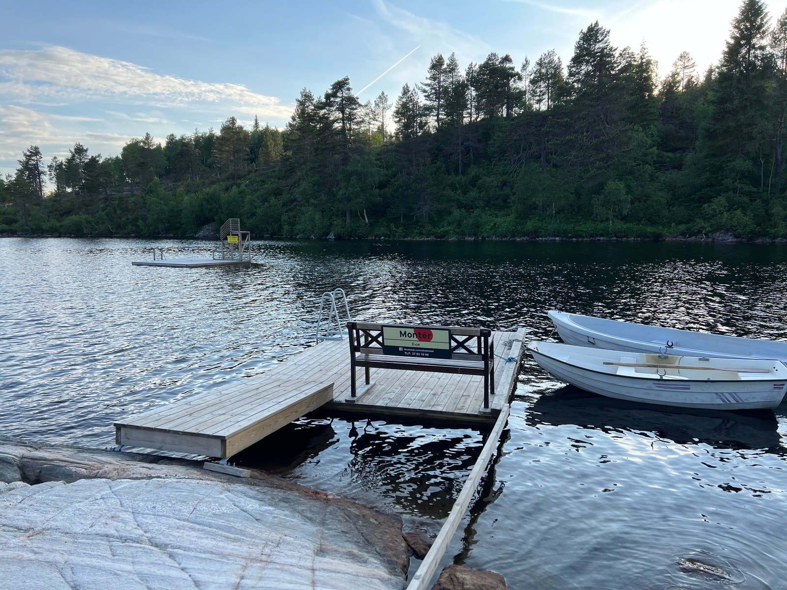 Badeplass med flytebrygge og båter Galleribilde