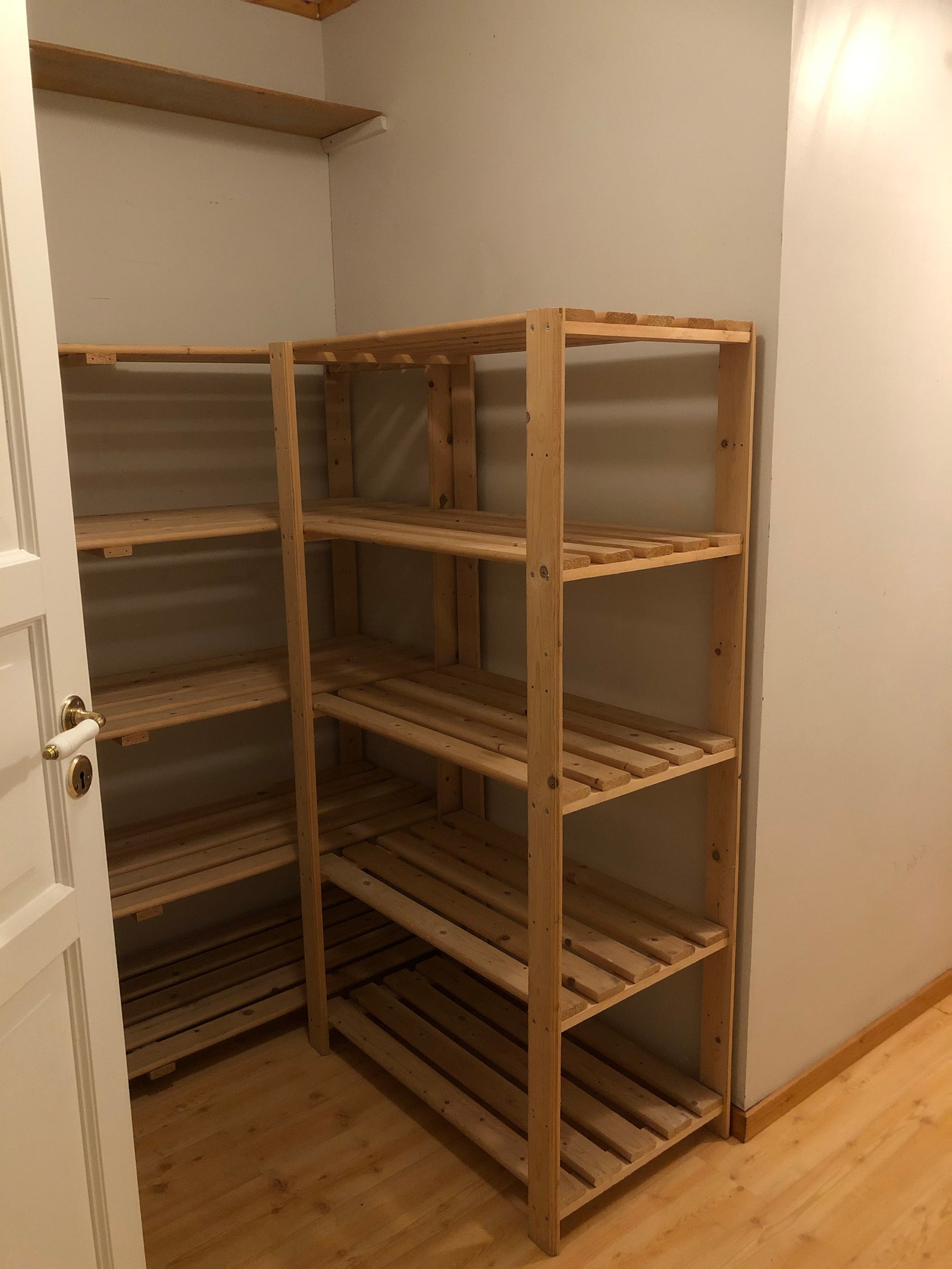Innebod med reoler Galleribilde