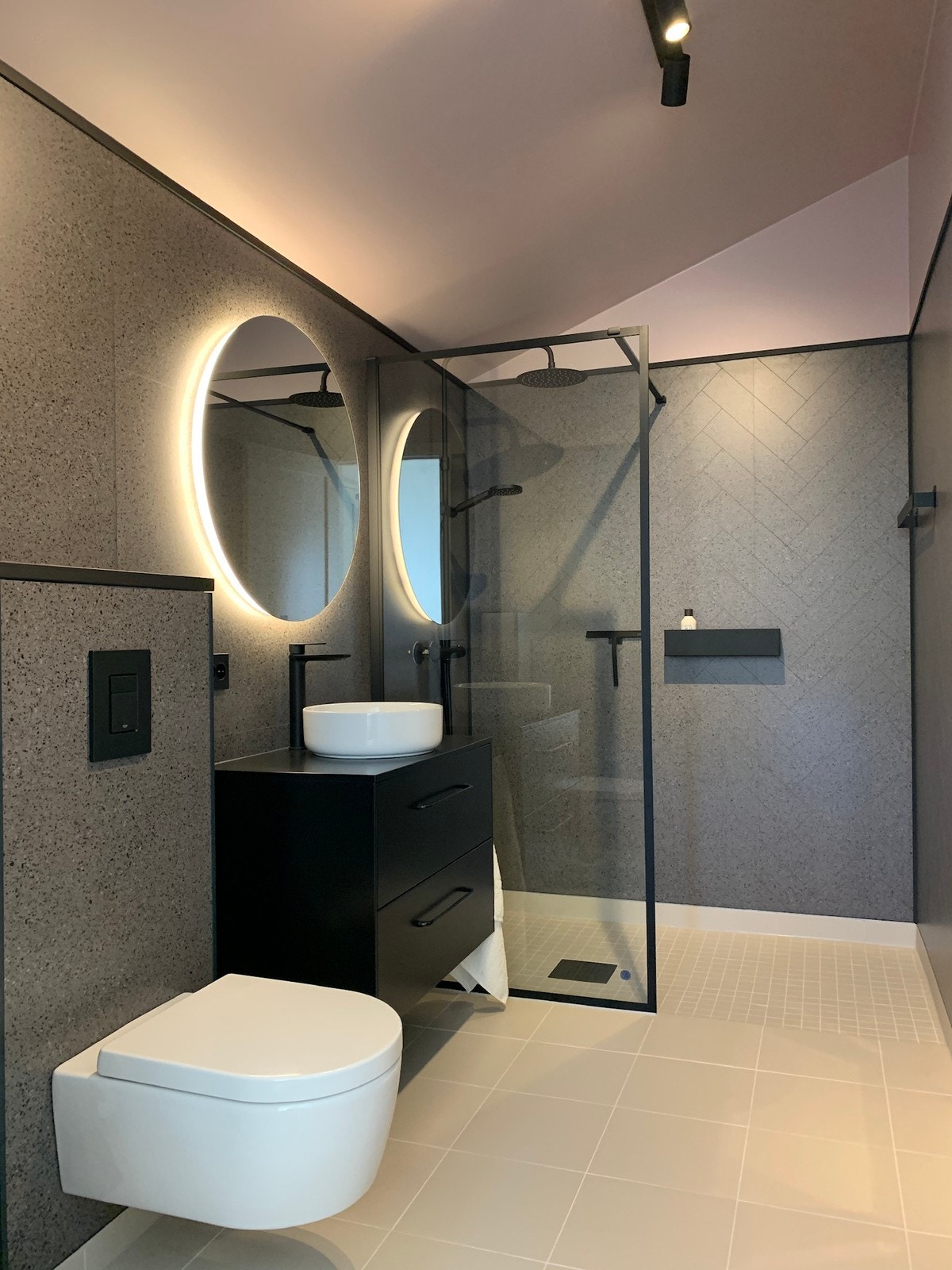 Bad med varmekabler, vegghengt toalett, dusj og vaskemaskin Galleribilde