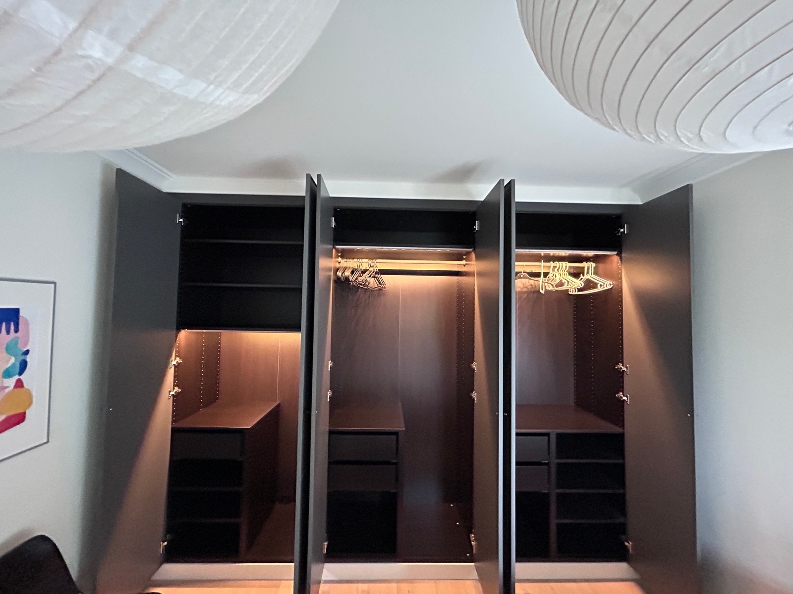 Stor garderobe med mye lagringsplass Galleribilde