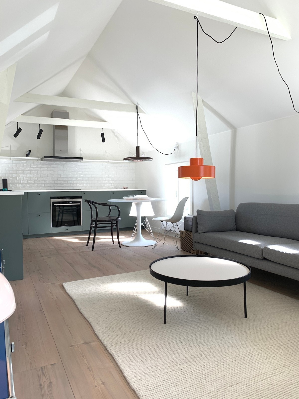 Stue med åpen kjøkkenløsning og spiseplass Galleribilde