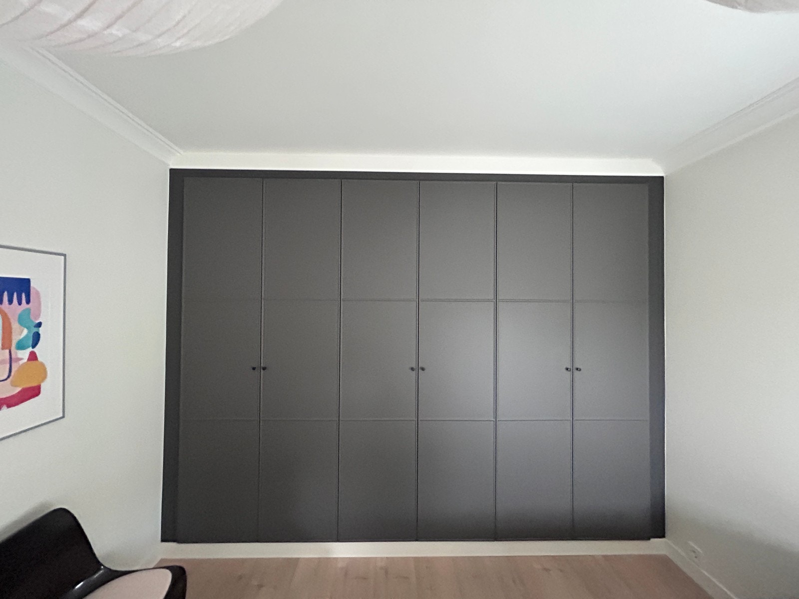 Stor garderobe med mye lagringsplass Galleribilde