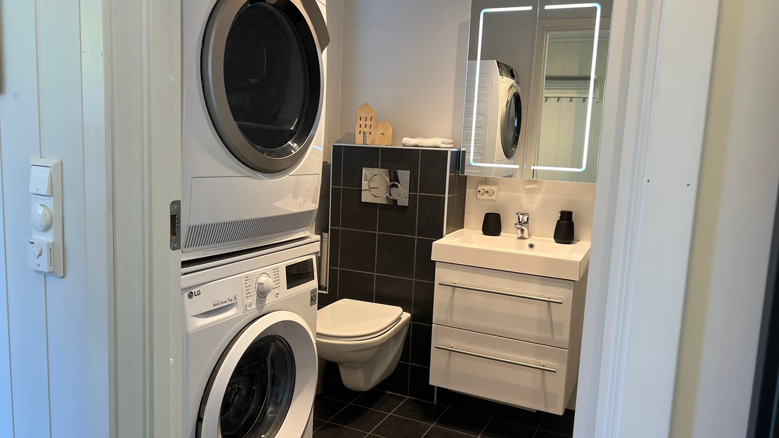 Bad 1. etasje med vaskemaskin og tørketrommel Galleribilde