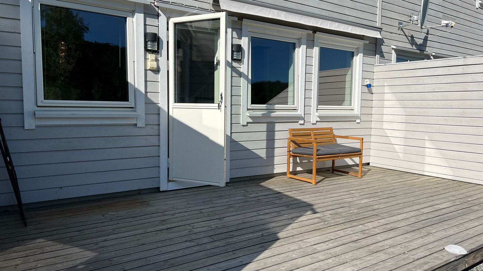 Terrasse med god plass til hagemøbler Galleribilde