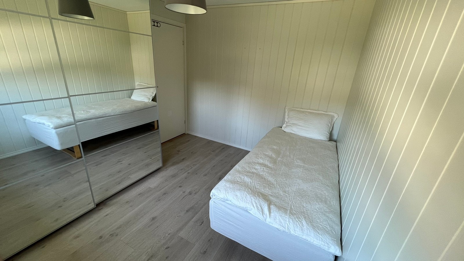 Soverom 3 - 6000,- har en to meter lang skyvedørsgarderobe Galleribilde