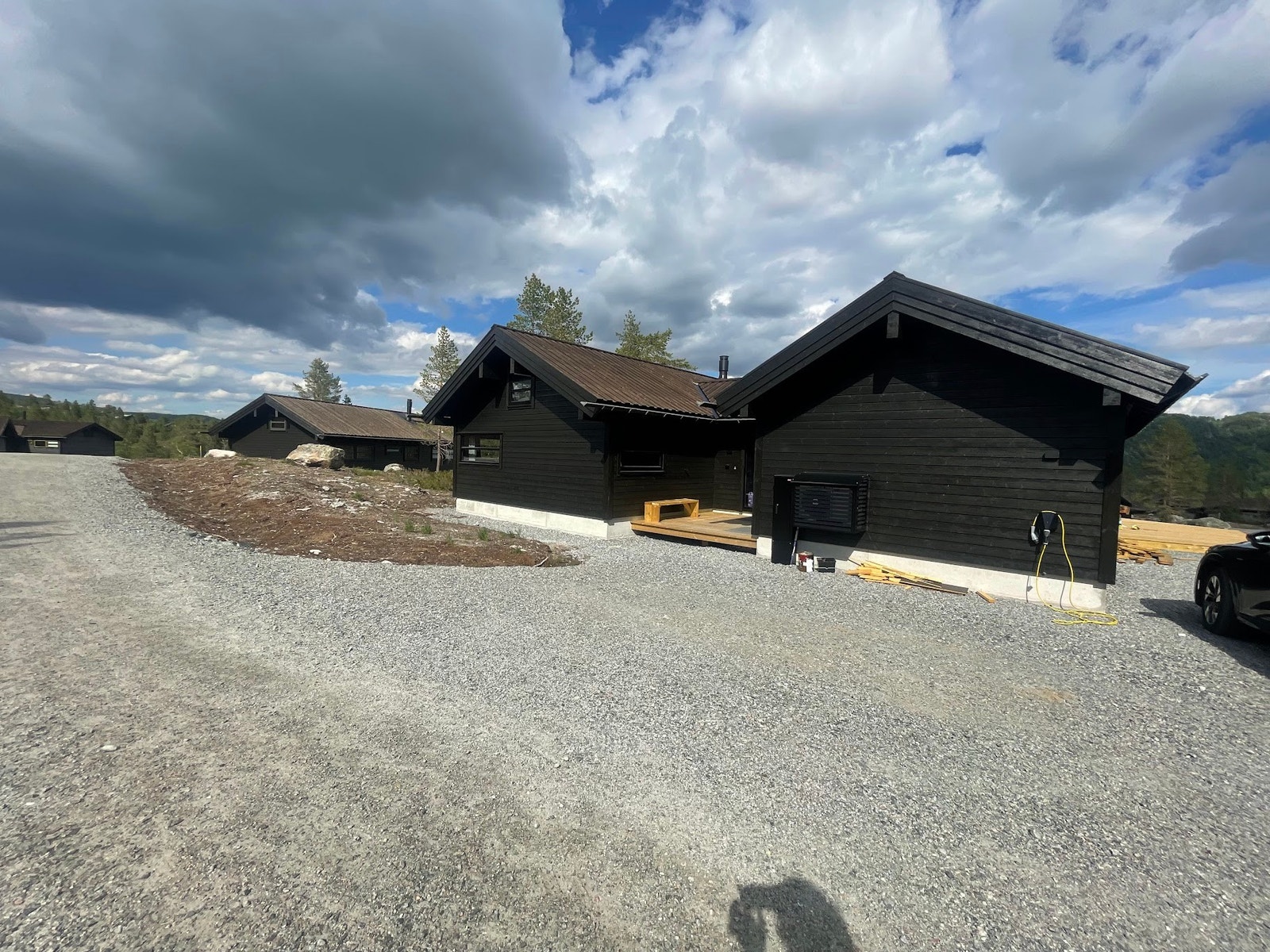 Utendørs, biloppstillingsplass rett foran inngang Galleribilde