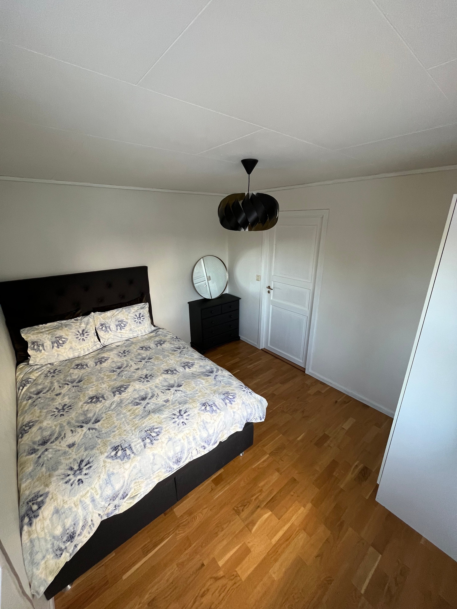 2. etasje - Rom 1: (11 kvm), kr 9000 Per måned - LEDIG/AVAILABLE Galleribilde