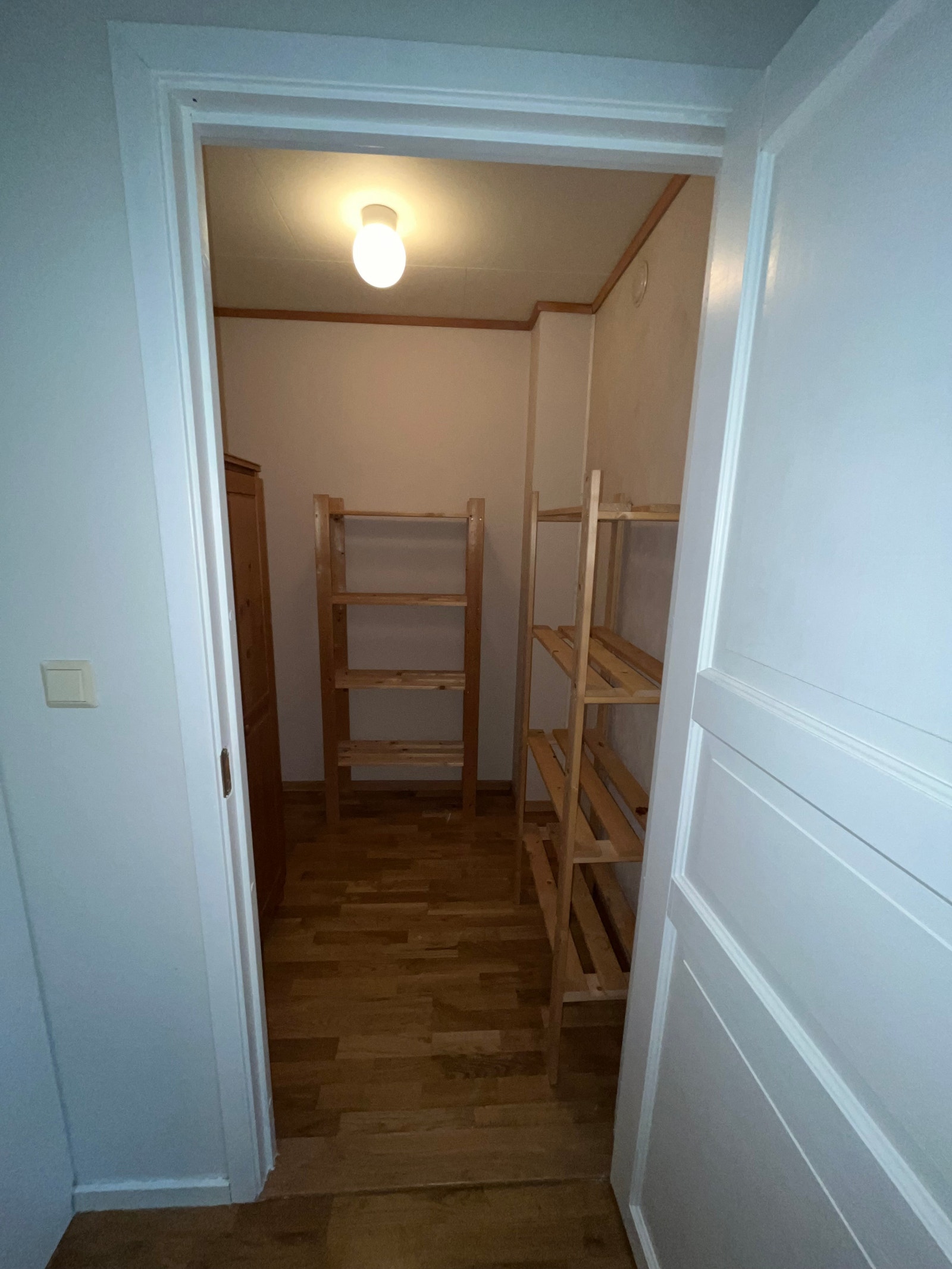 2. etasje - Rom 2: (14 kvm), kr 9000 Per måned inkl. bod - LEDIG/AVAILABLE Galleribilde