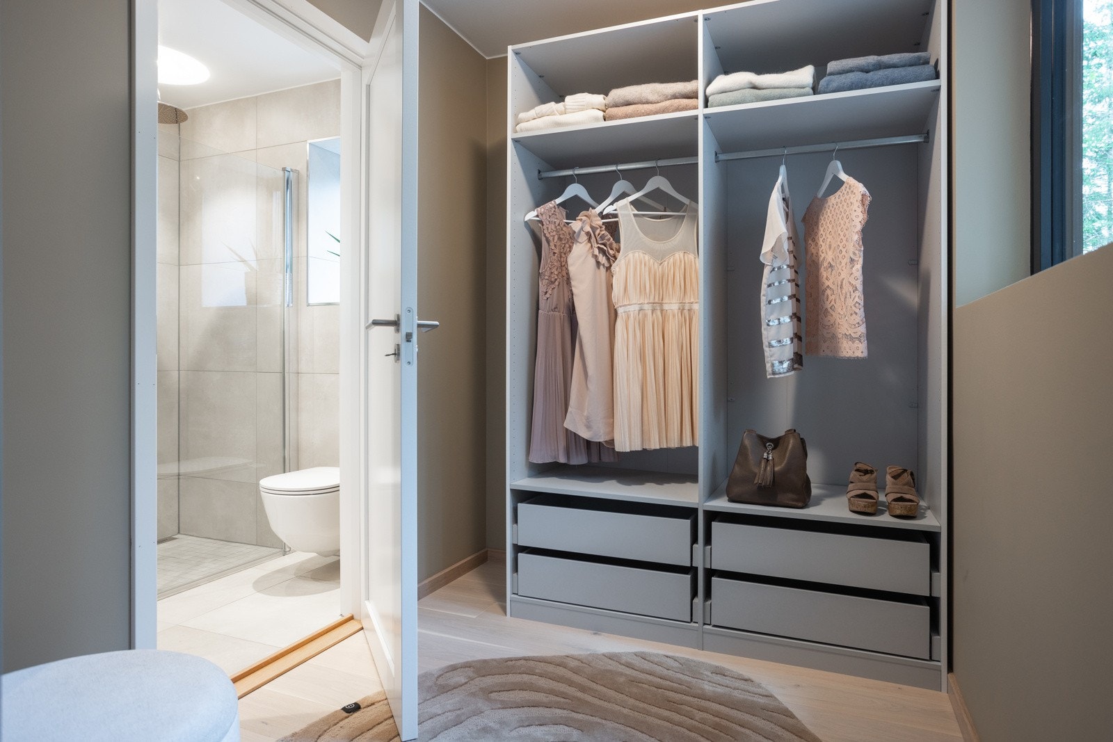 Fra garderoben går du videre inn i badet, foto lånt fra rekkehus 1010 for å vise skapplassen Galleribilde