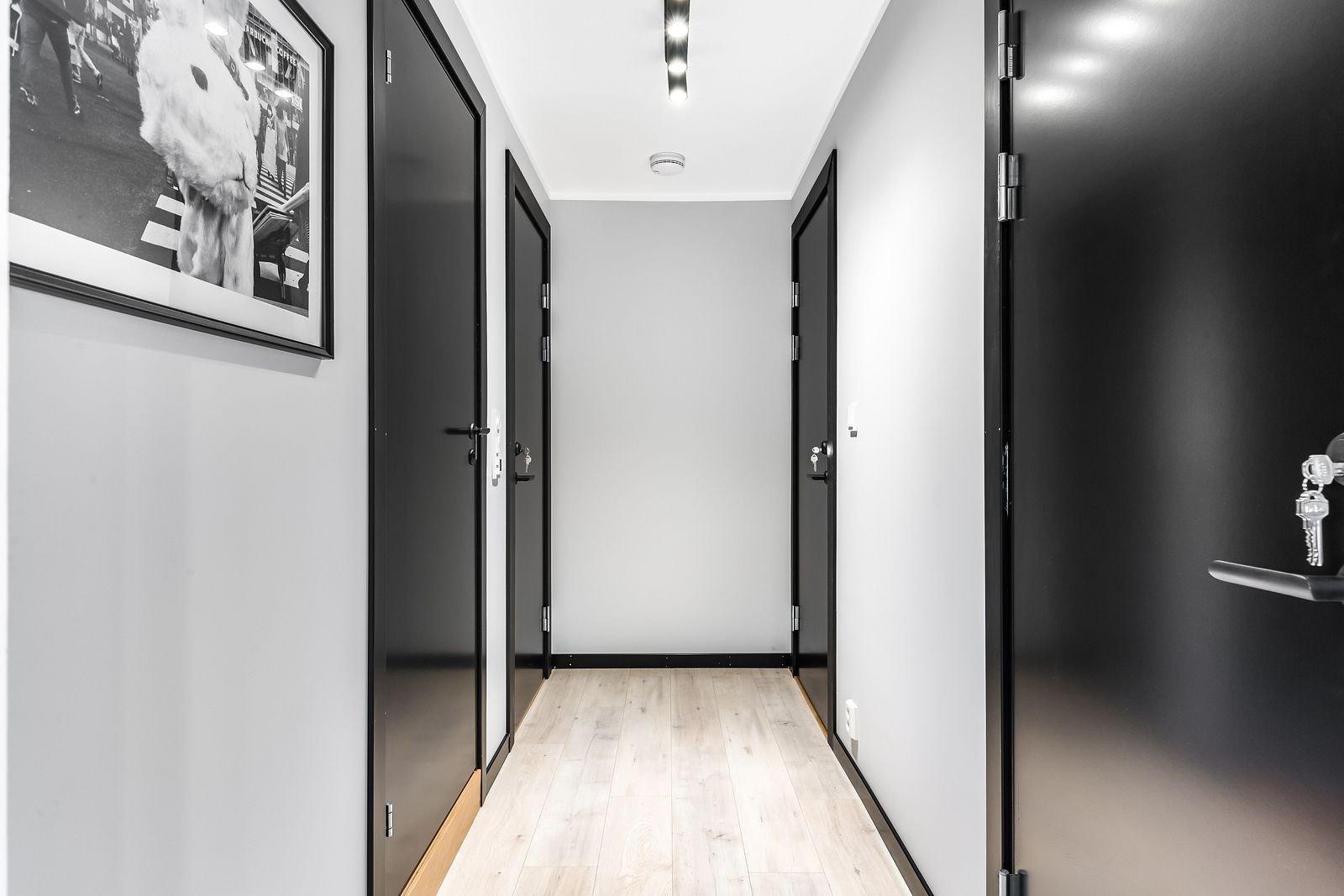 Gang mellom rommene Galleribilde