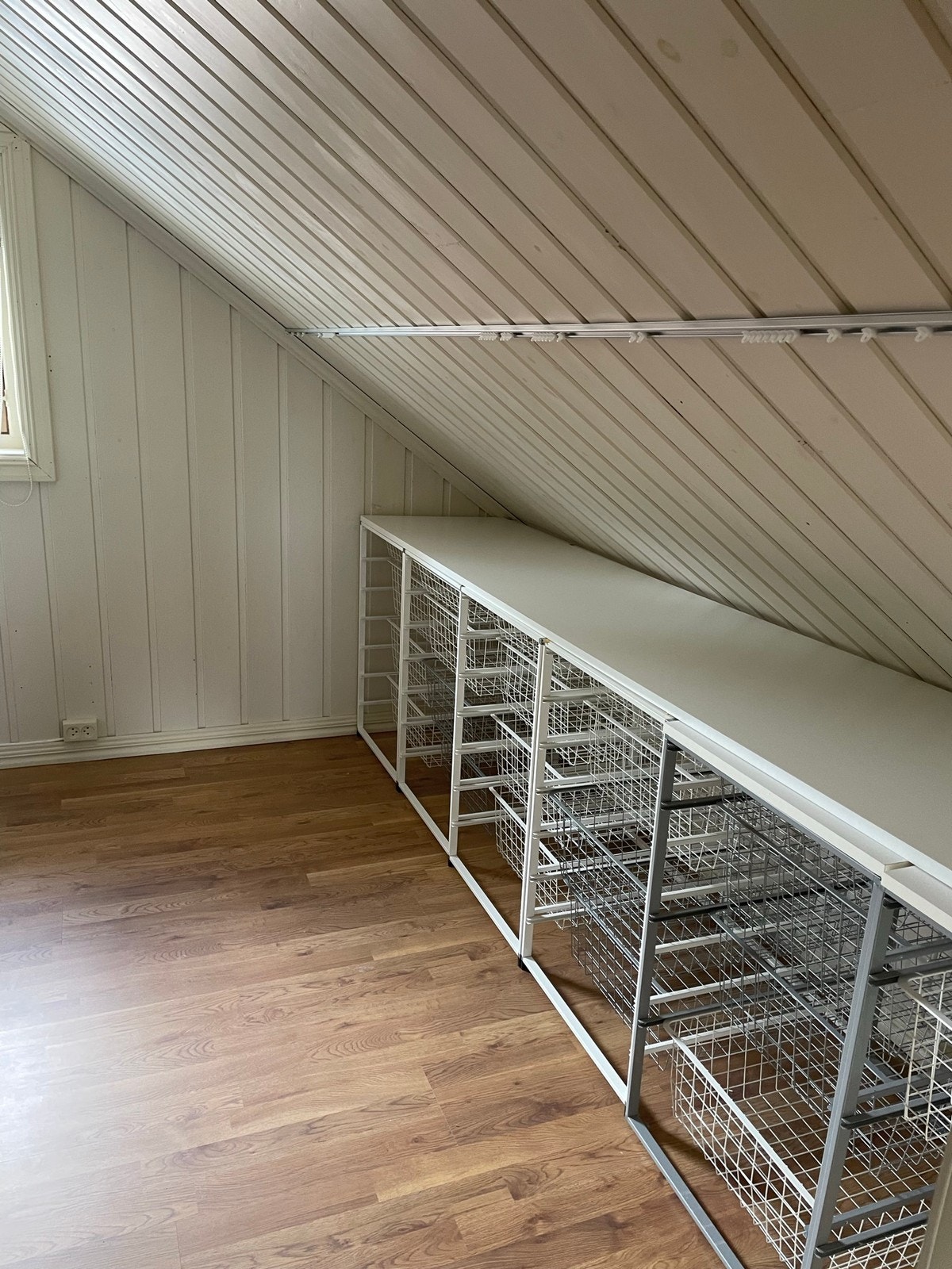 Elfa-hyller i begge rom oppe Galleribilde