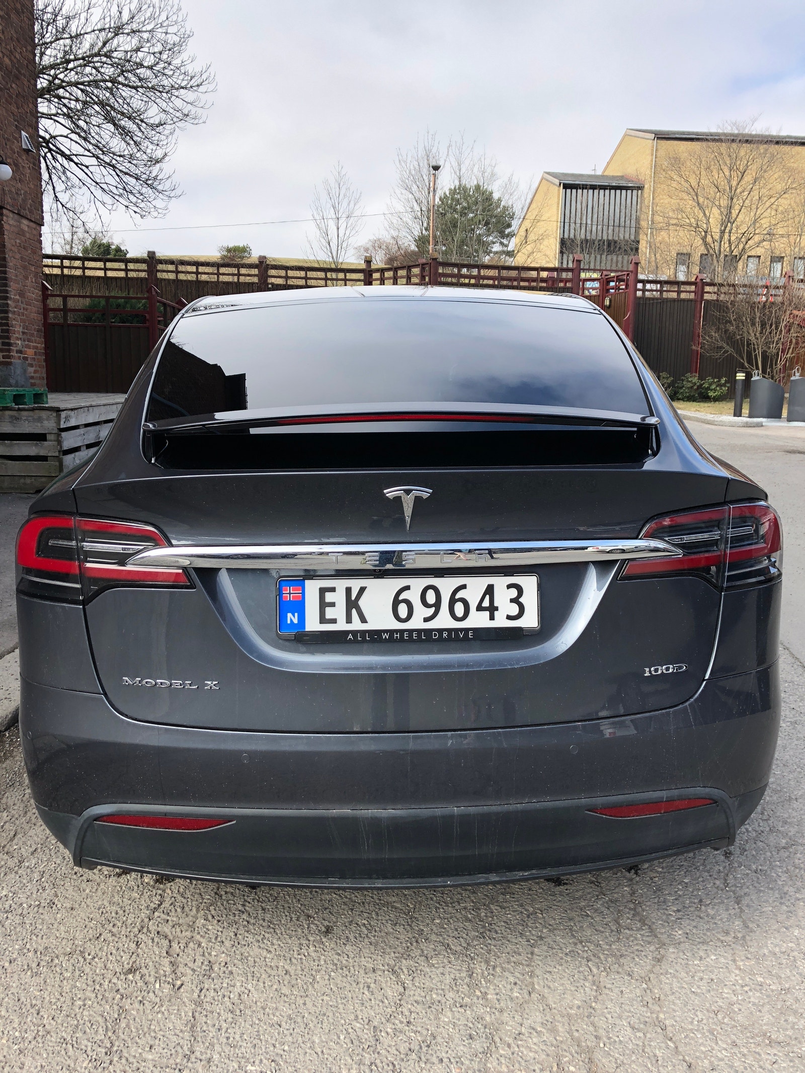 Tesla Model X 4